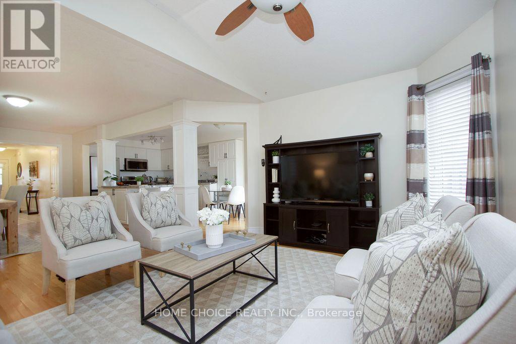 200 Bathgate Crescent, Clarington, ON - Indoor Photo Showing Living Room