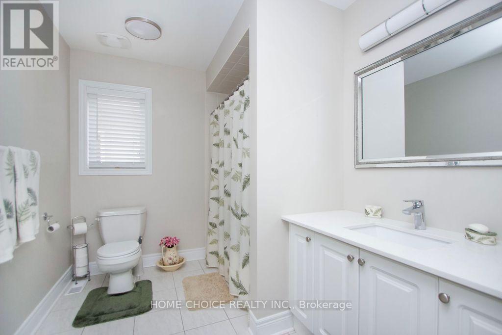200 Bathgate Crescent, Clarington, ON - Indoor Photo Showing Bathroom