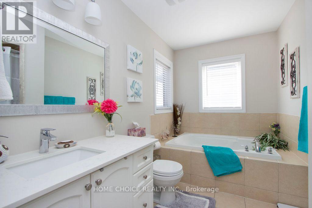 200 Bathgate Crescent, Clarington, ON - Indoor Photo Showing Bathroom