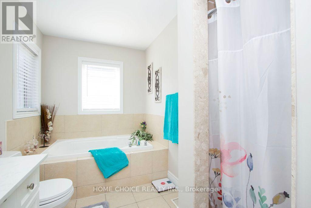200 Bathgate Crescent, Clarington, ON - Indoor Photo Showing Bathroom