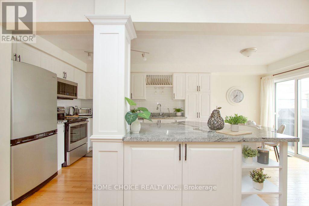 200 Bathgate Crescent, Clarington, ON - Indoor Photo Showing Kitchen With Upgraded Kitchen