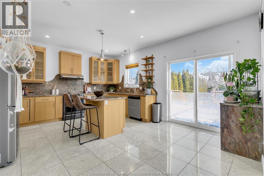 3852 Concord, Windsor, ON - Indoor Photo Showing Kitchen
