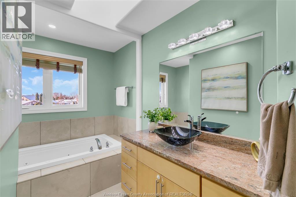 3852 Concord, Windsor, ON - Indoor Photo Showing Bathroom