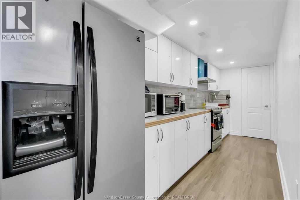 3852 Concord, Windsor, ON - Indoor Photo Showing Kitchen