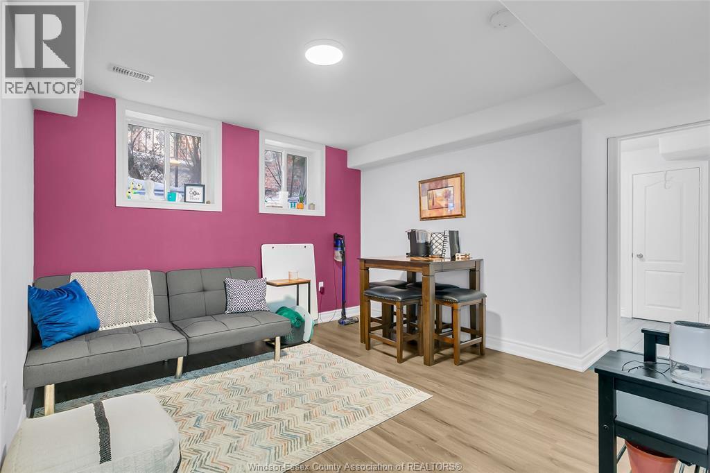 3852 Concord, Windsor, ON - Indoor Photo Showing Living Room
