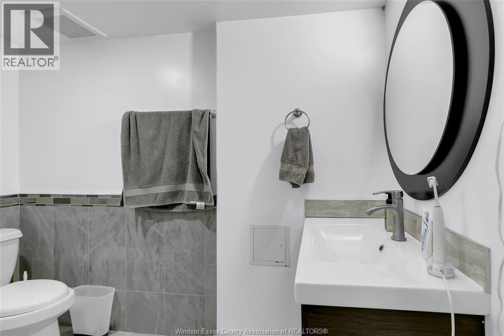 3852 Concord, Windsor, ON - Indoor Photo Showing Bathroom