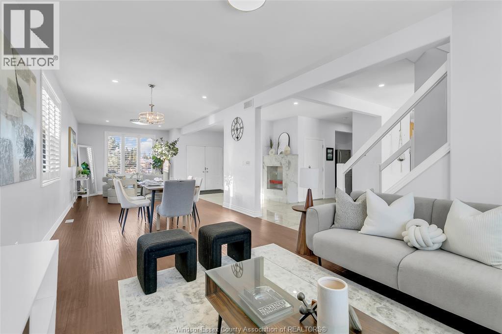 3852 Concord, Windsor, ON - Indoor Photo Showing Living Room