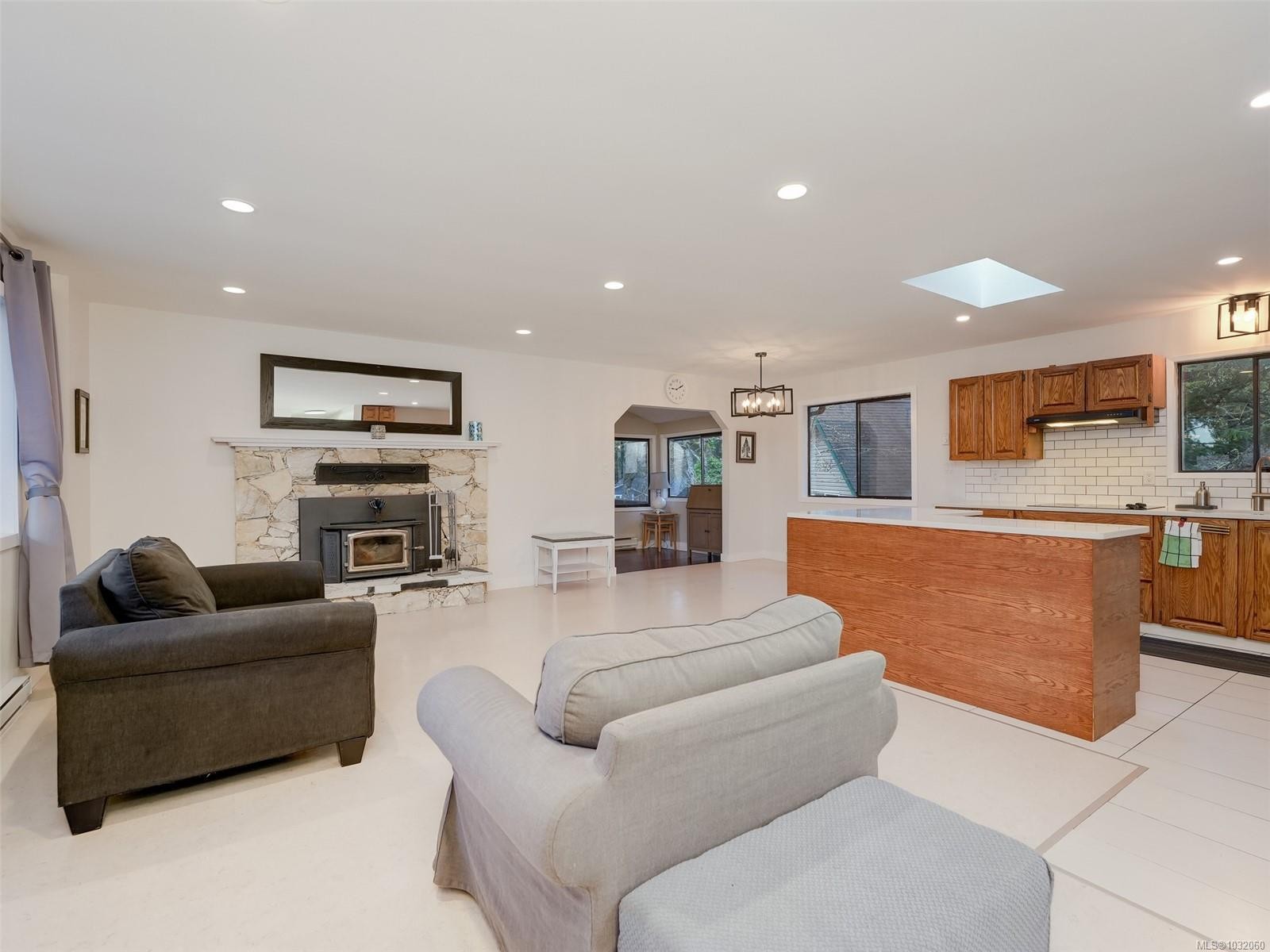 905 Gade Rd, Langford, BC