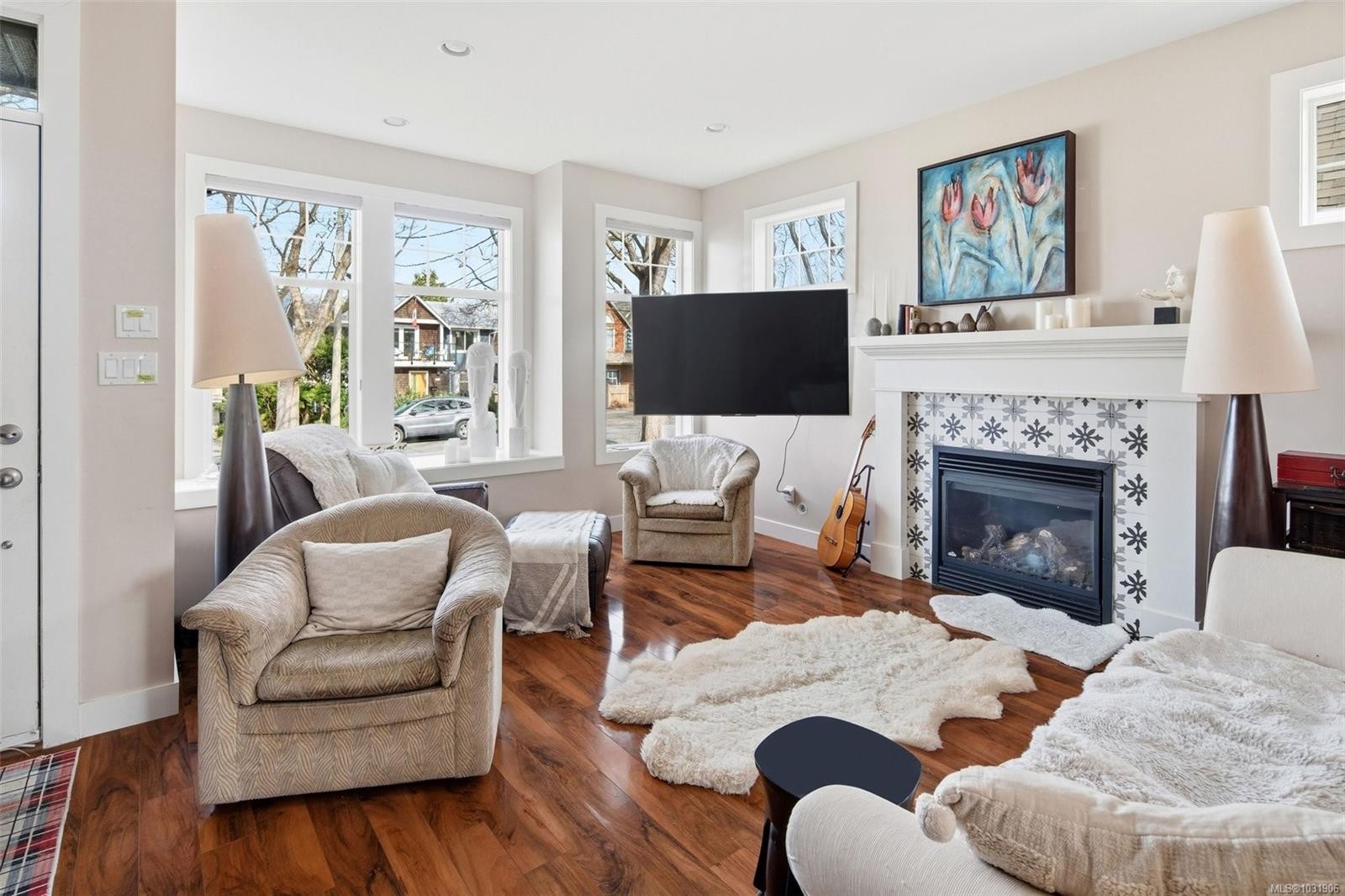 23 Pilot St, Victoria, BC - Indoor Photo Showing Living Room With Fireplace