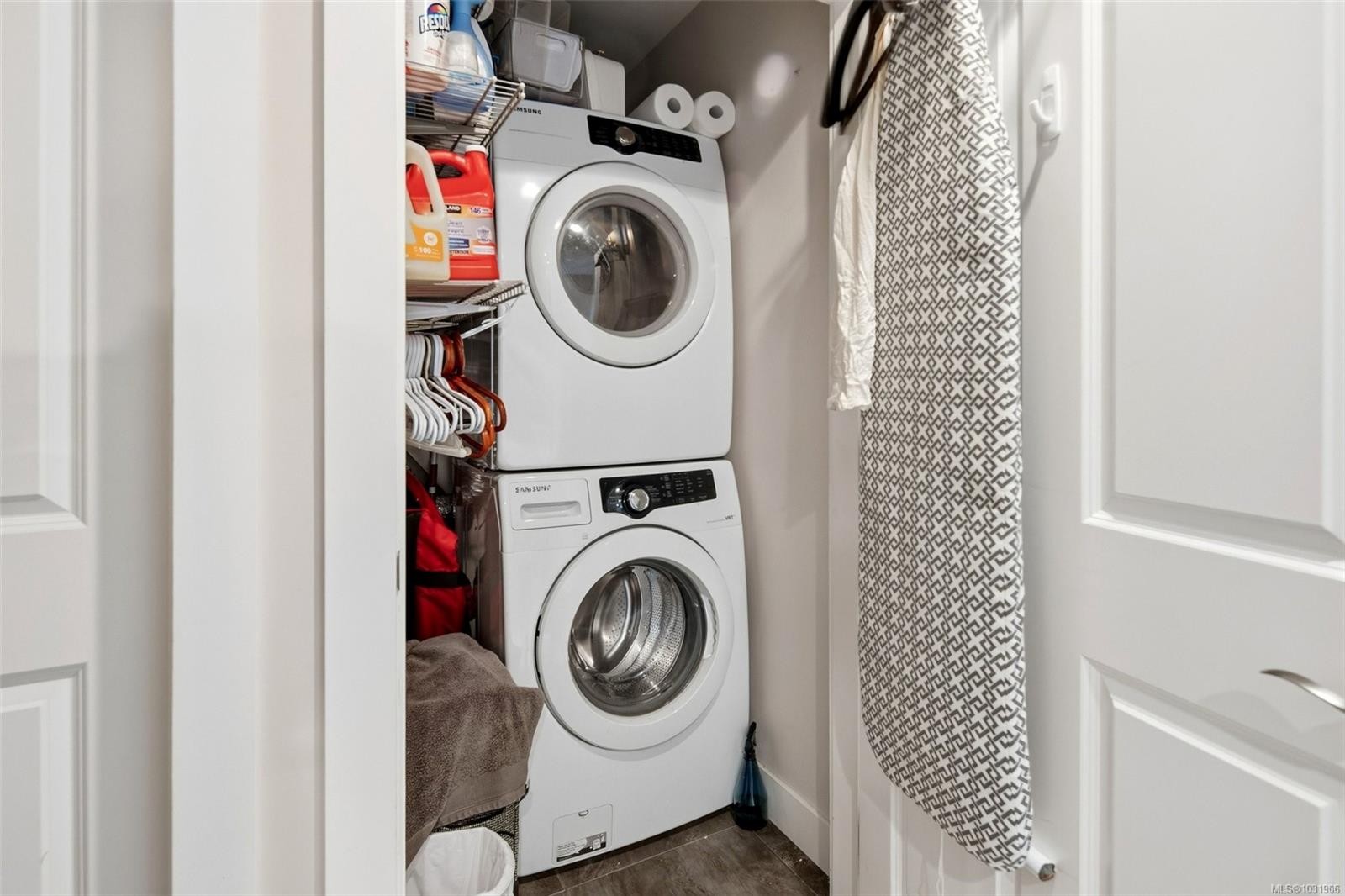23 Pilot St, Victoria, BC - Indoor Photo Showing Laundry Room