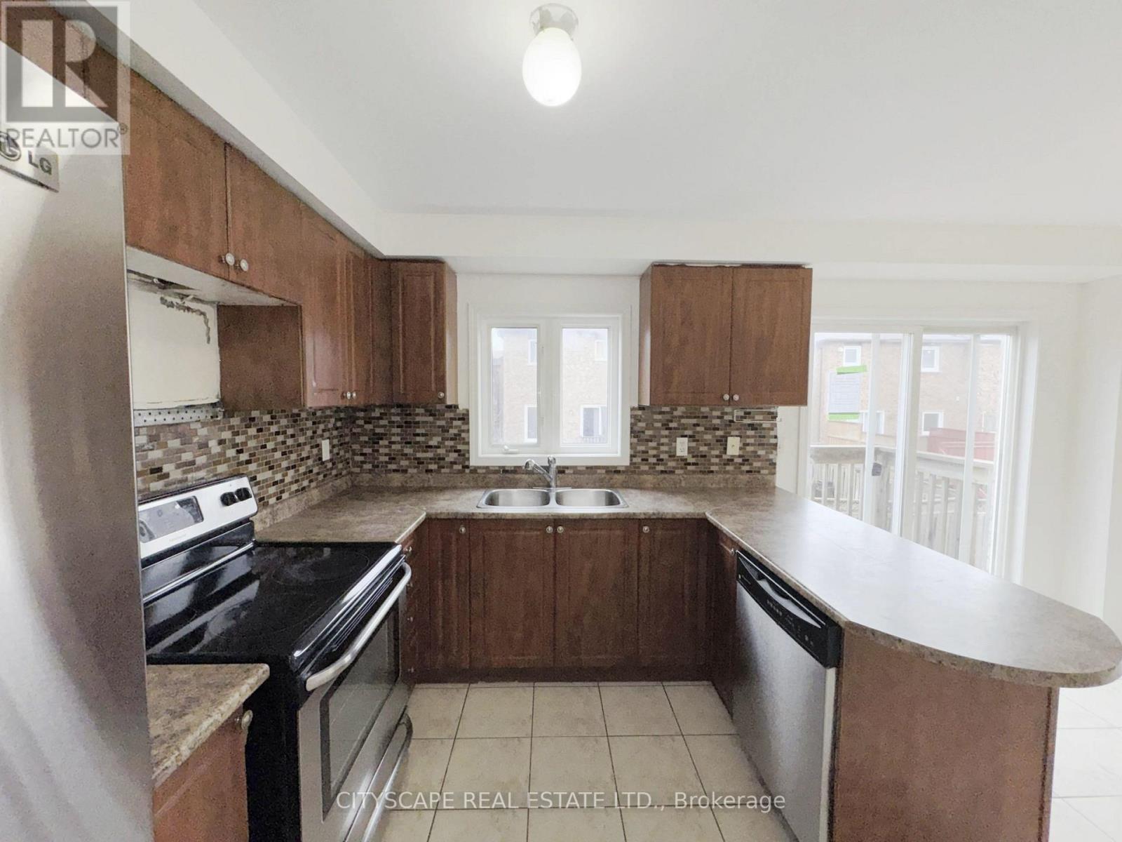 Kitchen - 5797 Tiz Road, Mississauga, ON - Indoor Photo Showing Kitchen With Stainless Steel Kitchen With Double Sink