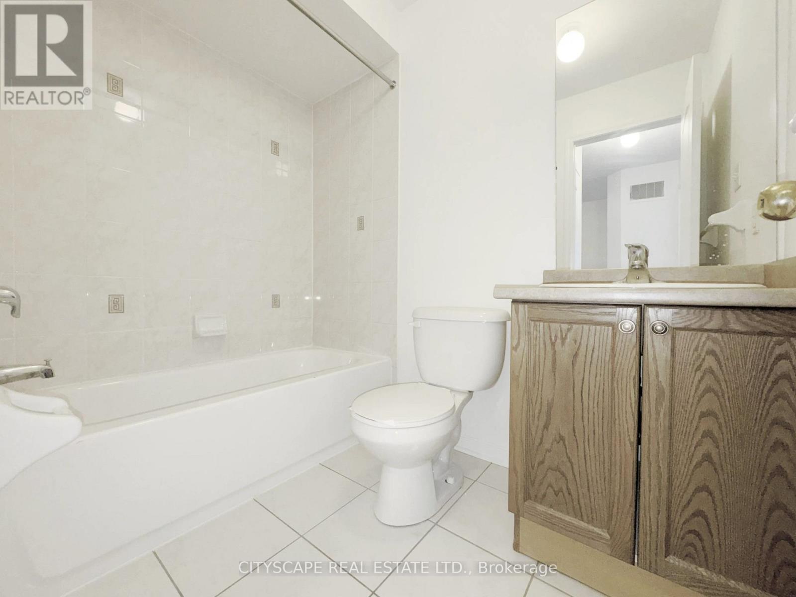 4pc Main Bathroom - 5797 Tiz Road, Mississauga, ON - Indoor Photo Showing Bathroom