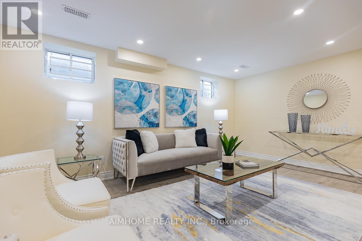 246 Thomas Phillips Drive, Aurora, ON - Indoor Photo Showing Living Room