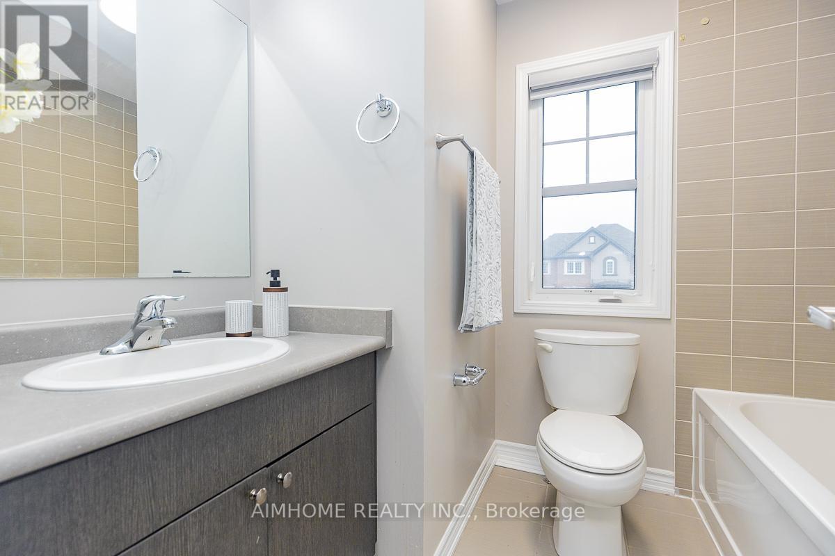 246 Thomas Phillips Drive, Aurora, ON - Indoor Photo Showing Bathroom