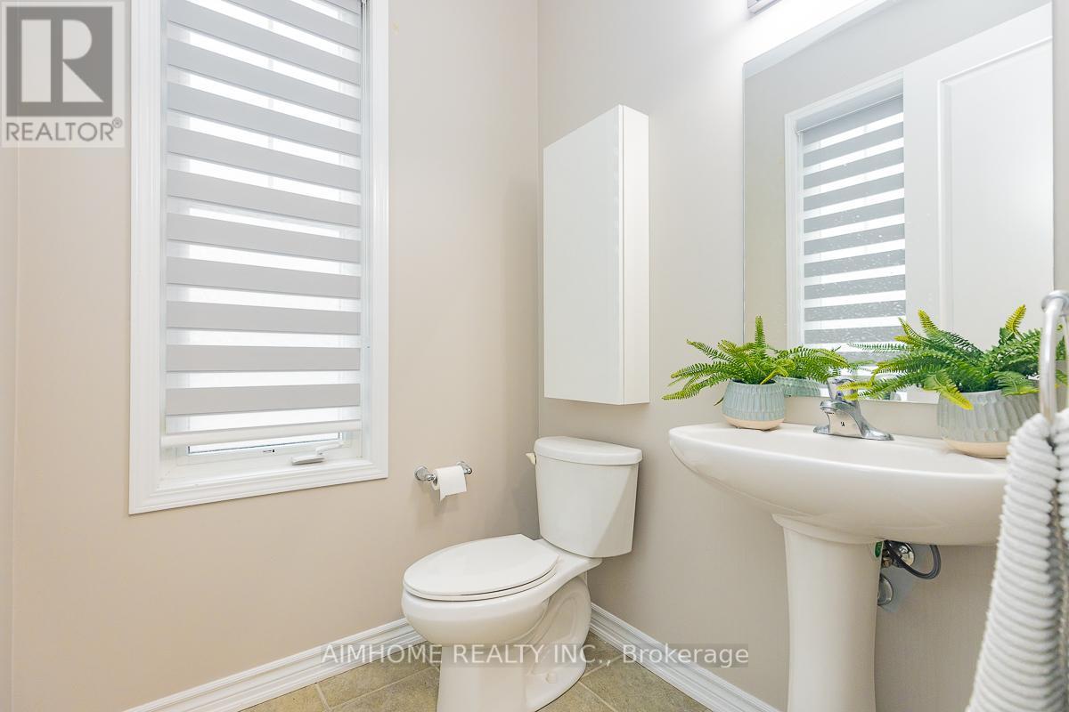 246 Thomas Phillips Drive, Aurora, ON - Indoor Photo Showing Bathroom