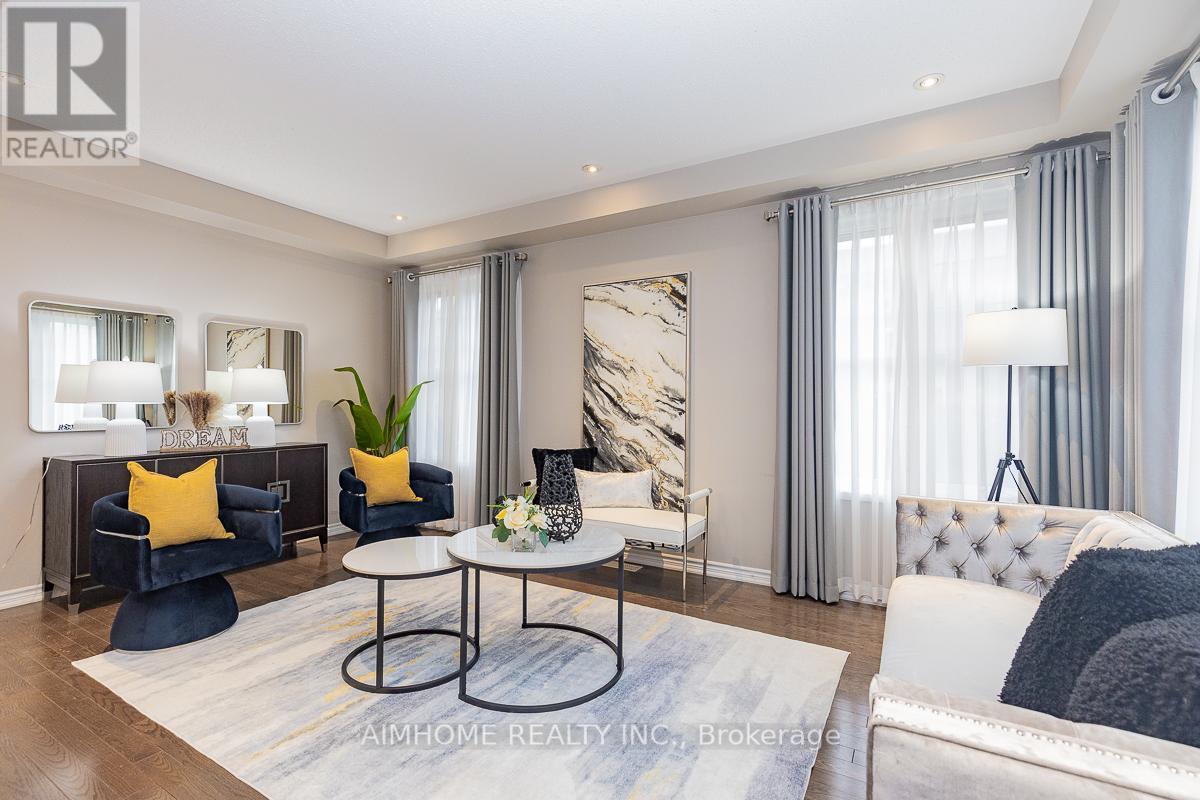 246 Thomas Phillips Drive, Aurora, ON - Indoor Photo Showing Living Room