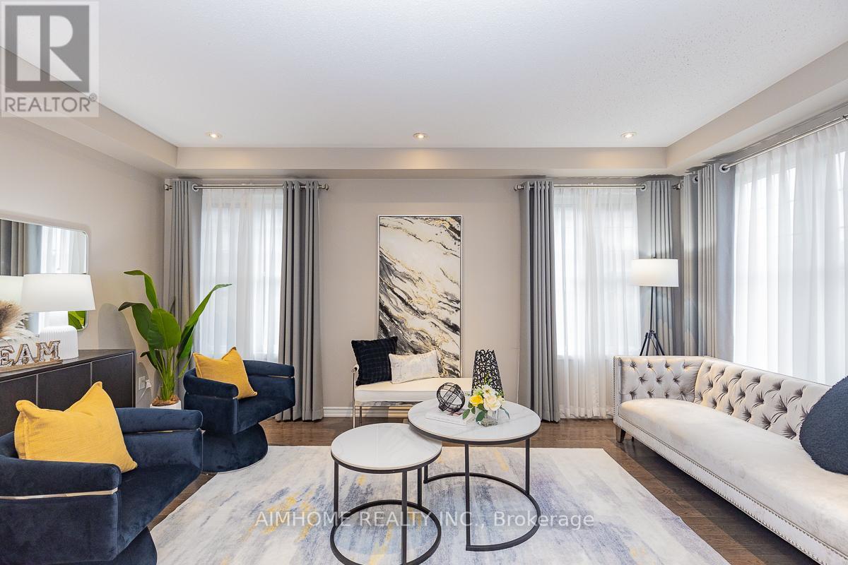 246 Thomas Phillips Drive, Aurora, ON - Indoor Photo Showing Living Room