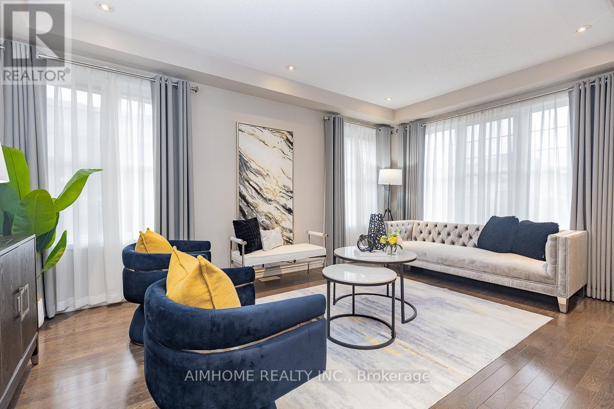 246 Thomas Phillips Drive, Aurora, ON - Indoor Photo Showing Living Room