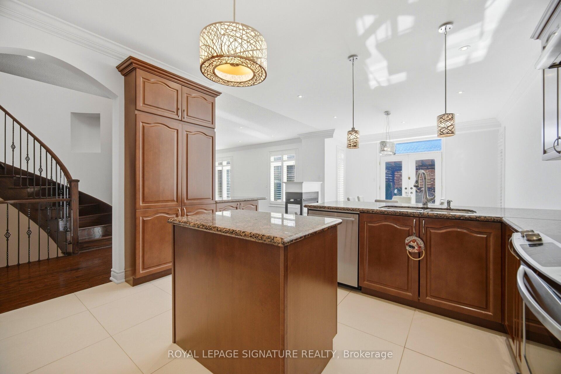 3146 Tacc Drive, Mississauga, ON - Indoor Photo Showing Kitchen With Double Sink With Upgraded Kitchen