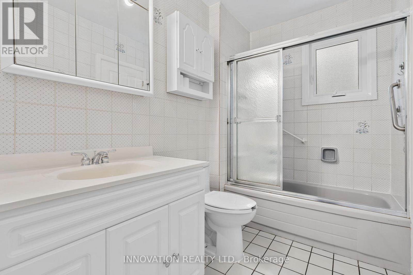 Main level bathroom - 1811 Hutton Avenue, Ottawa, ON - Indoor Photo Showing Bathroom
