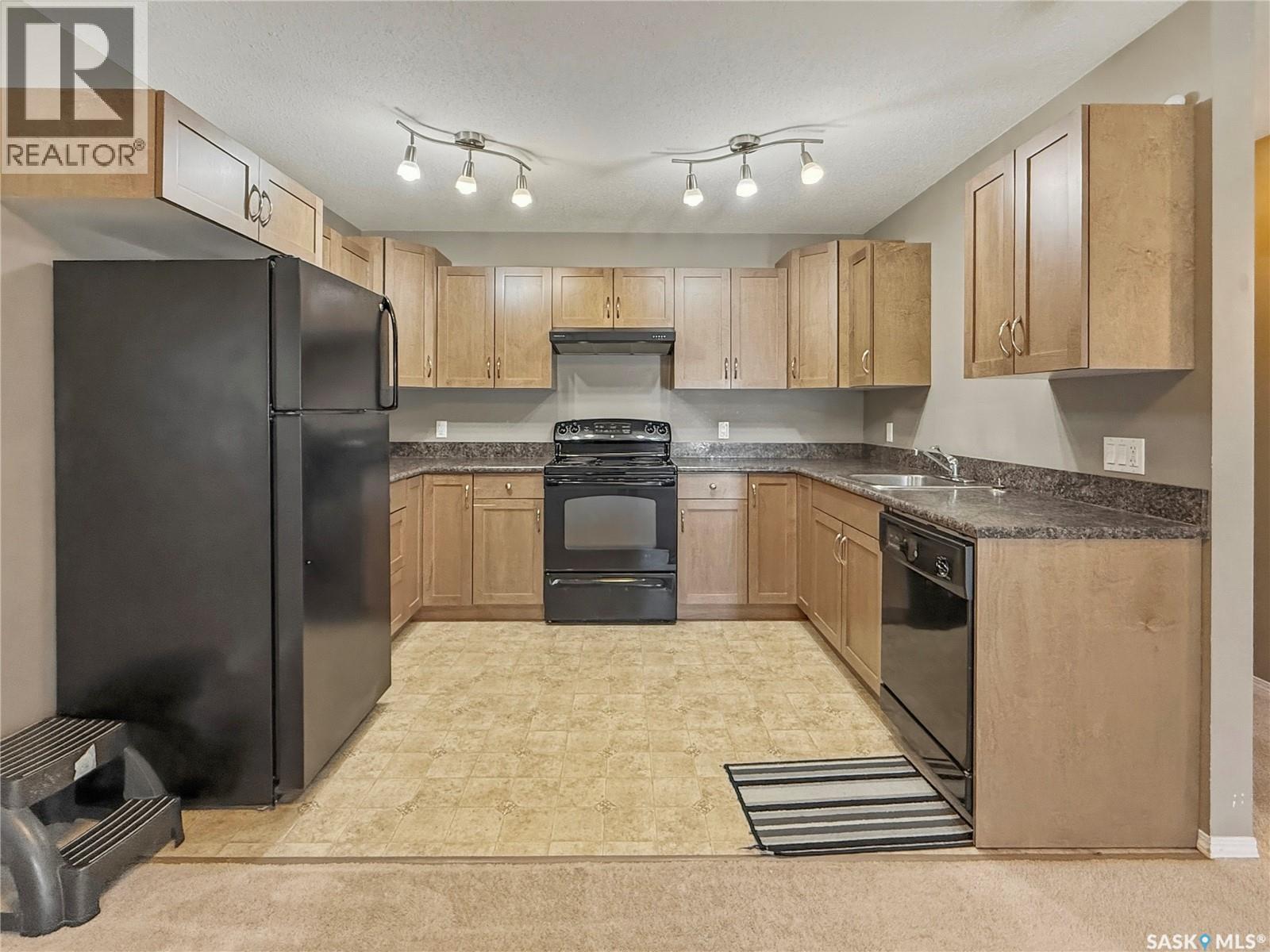 113 825 Gladstone Street E, Swift Current, SK - Indoor Photo Showing Kitchen With Double Sink