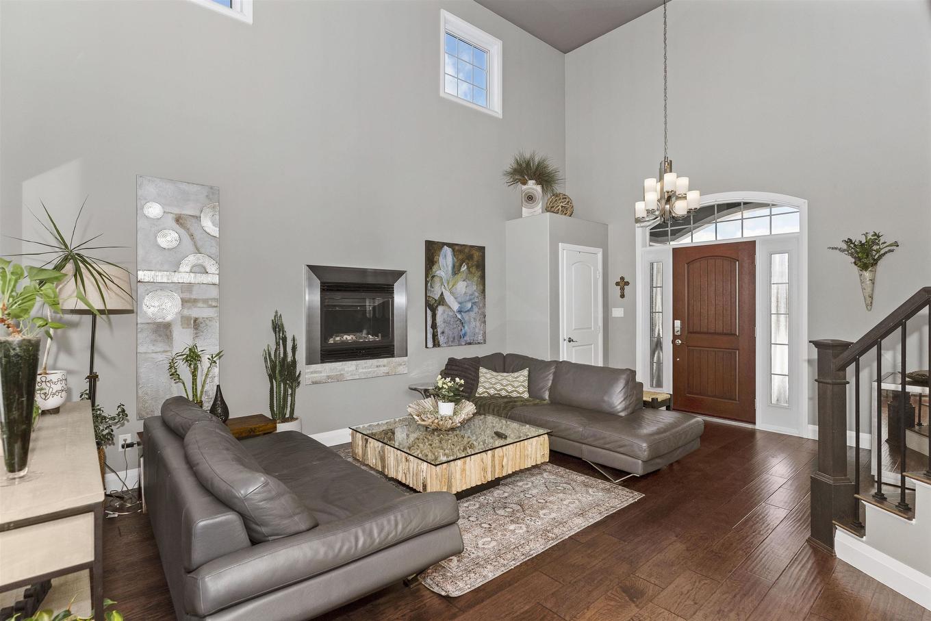 319 Ruby Crescent, Thunder Bay, ON - Indoor Photo Showing Living Room With Fireplace