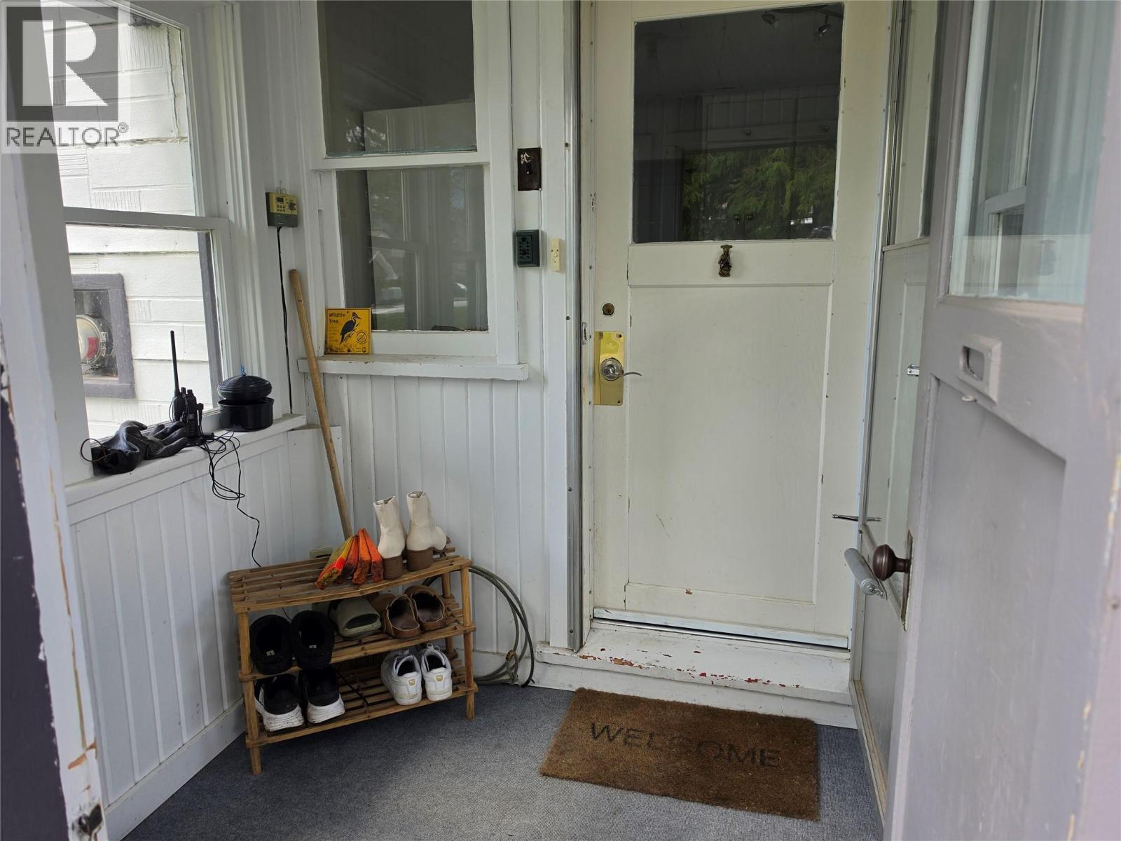 Side porch - 804 Eighth Street, Nelson, BC - Indoor Photo Showing Other Room