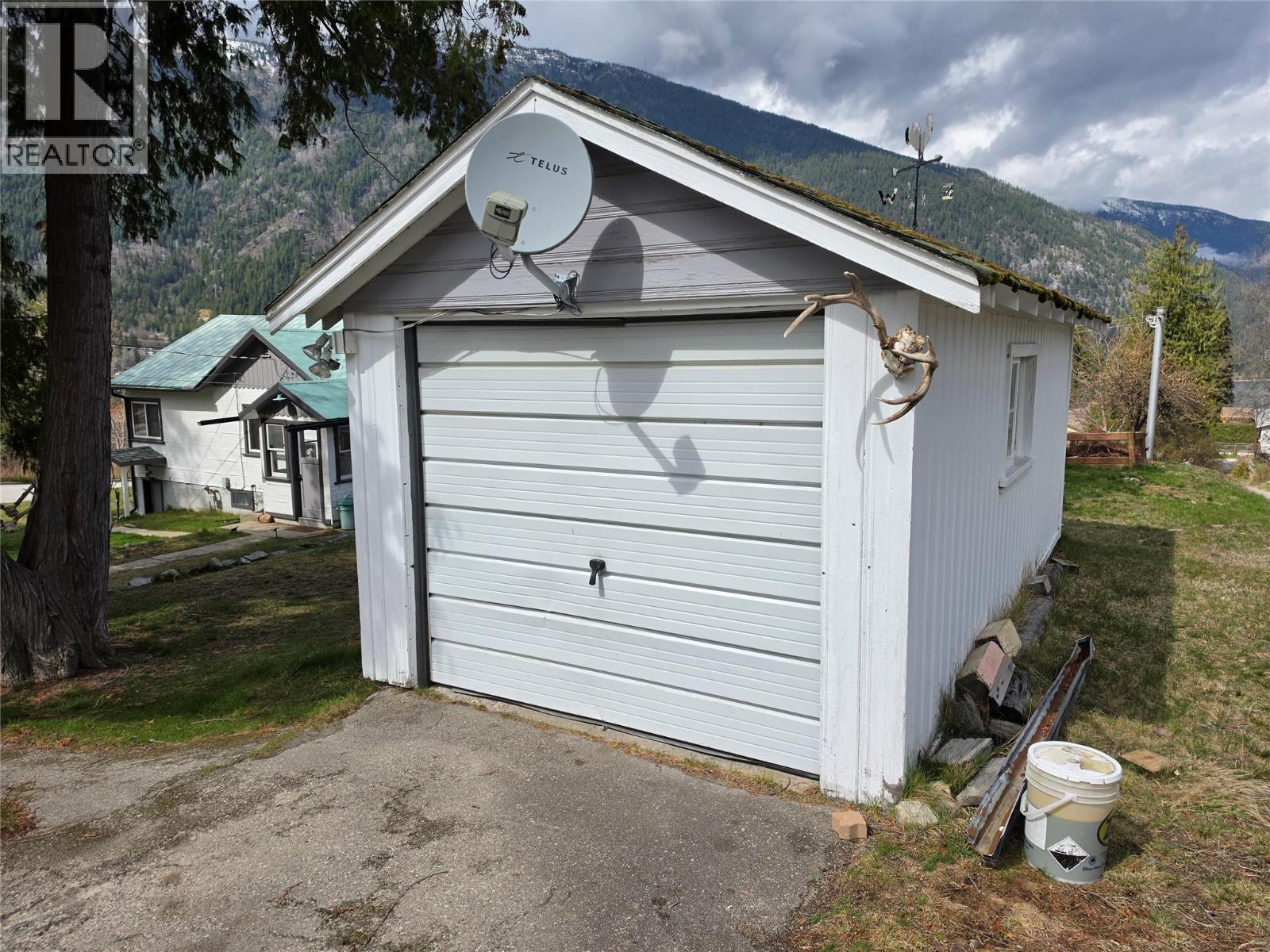 small detached garage - 804 Eighth Street, Nelson, BC - Outdoor