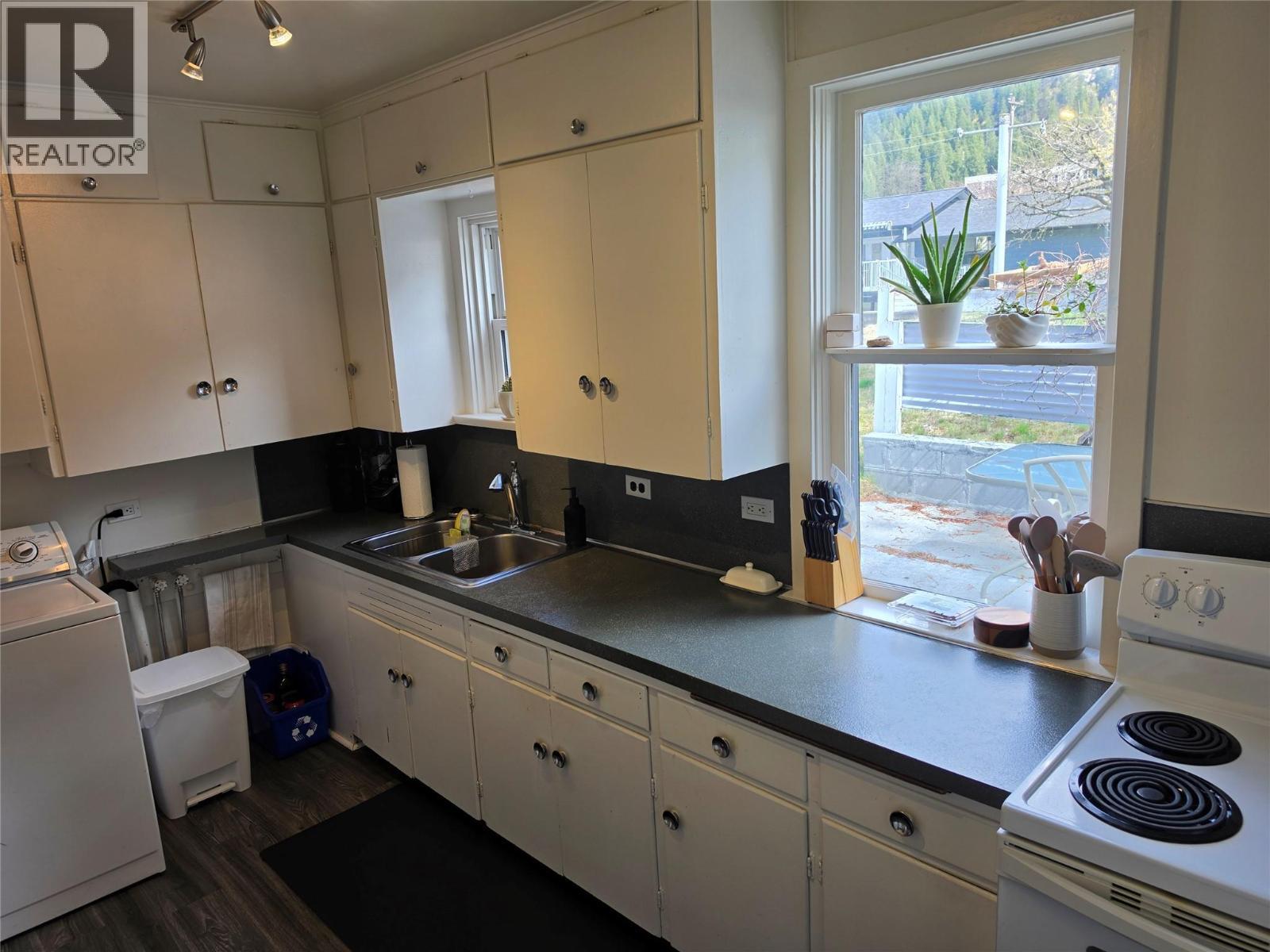 kitchen - 804 Eighth Street, Nelson, BC - Indoor Photo Showing Other Room
