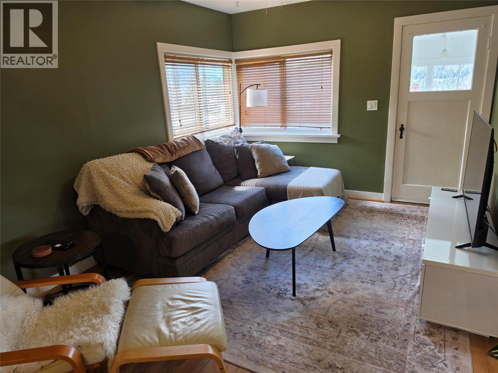 living room - 804 Eighth Street, Nelson, BC - Indoor