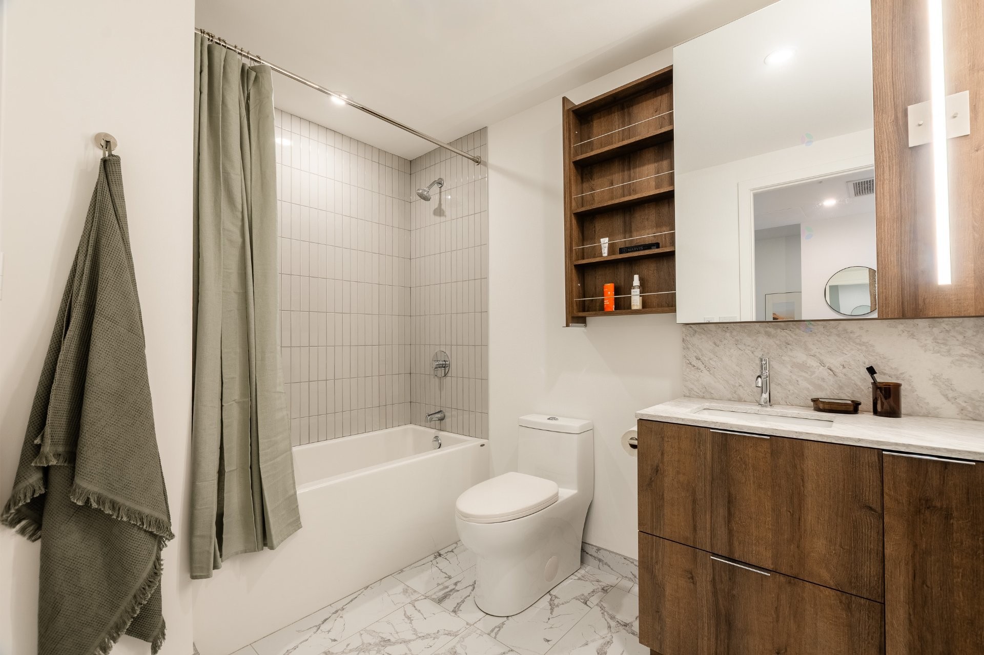 Bathroom - 225-1114 Rue St-Antoine O., Montréal (Ville-Marie), QC - Indoor Photo Showing Bathroom