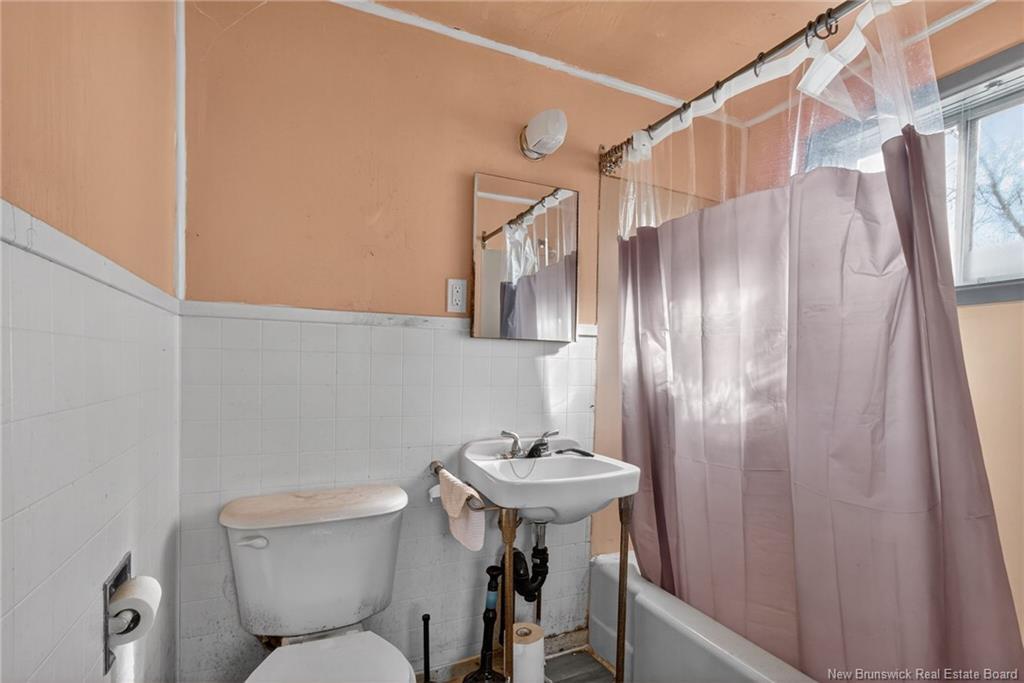 2 Copp St, Sackville, NB - Indoor Photo Showing Bathroom