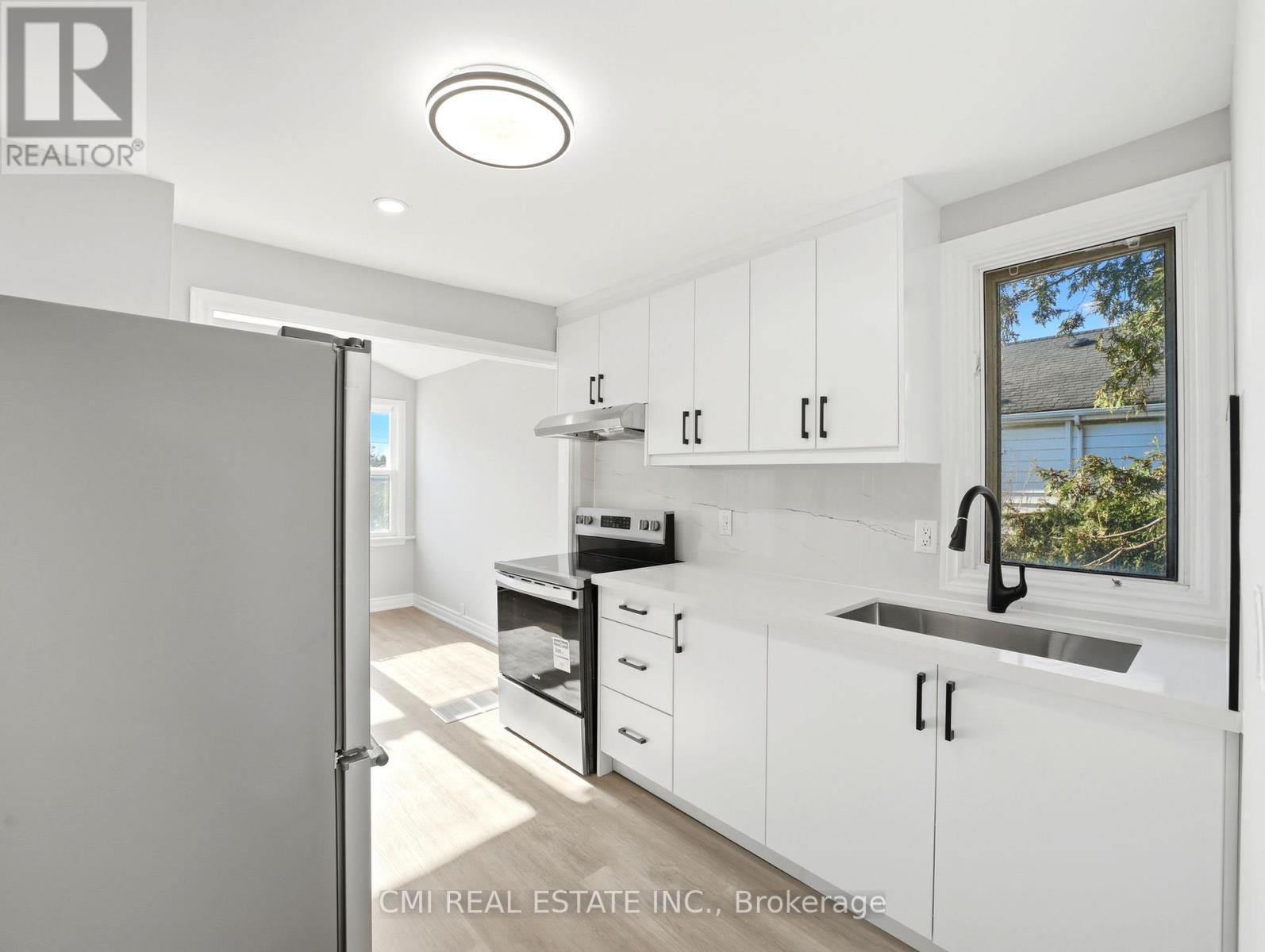 86 Adair Avenue S, Hamilton, ON - Indoor Photo Showing Kitchen
