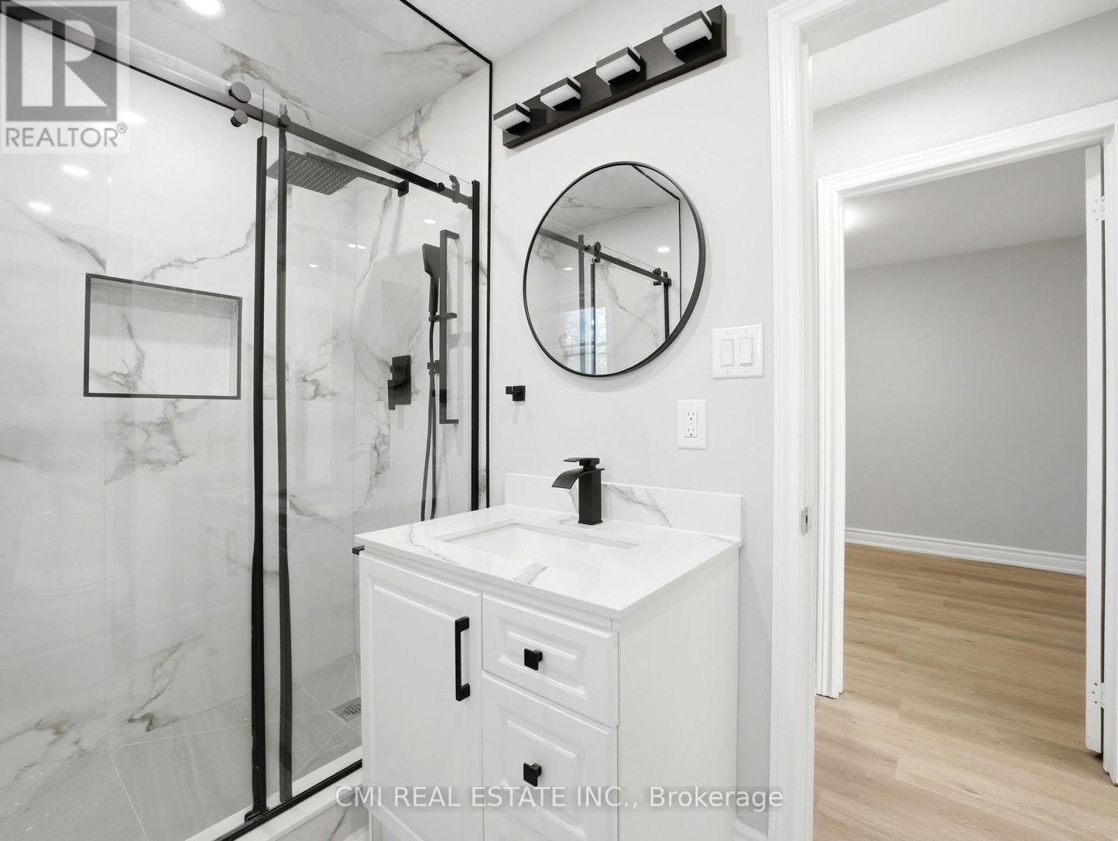 86 Adair Avenue S, Hamilton, ON - Indoor Photo Showing Bathroom