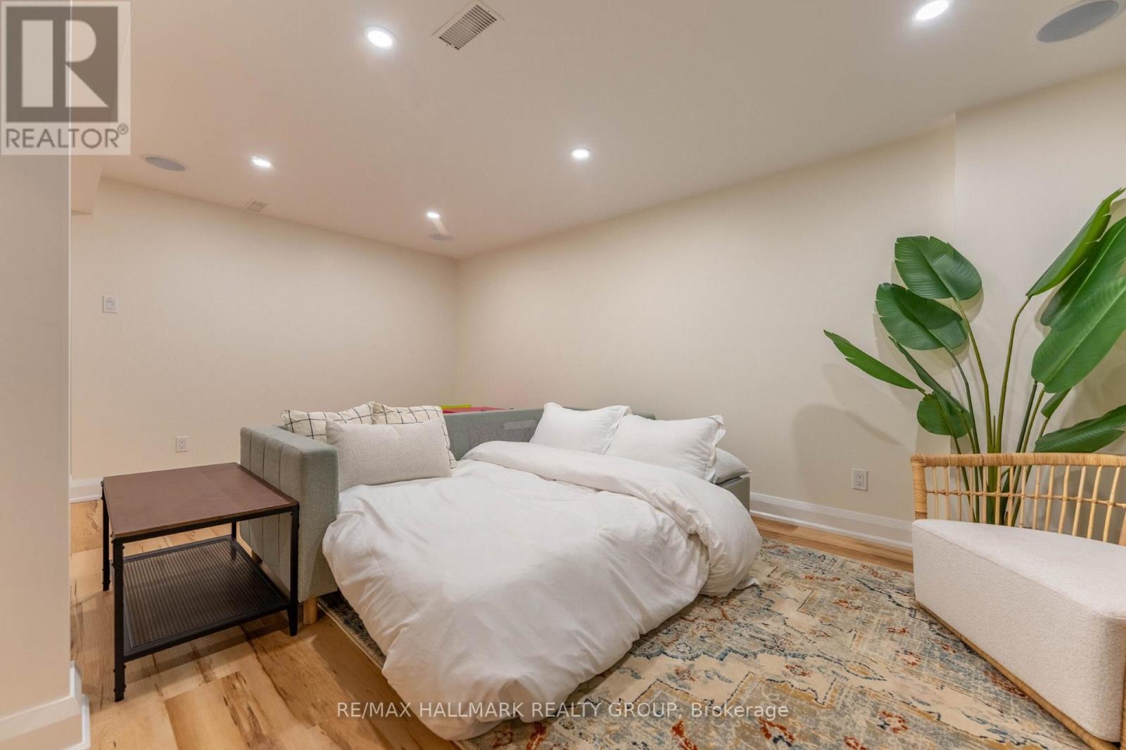 820 Grenon Avenue, Ottawa, ON - Indoor