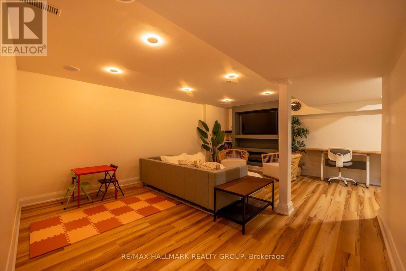 820 Grenon Avenue, Ottawa, ON - Indoor