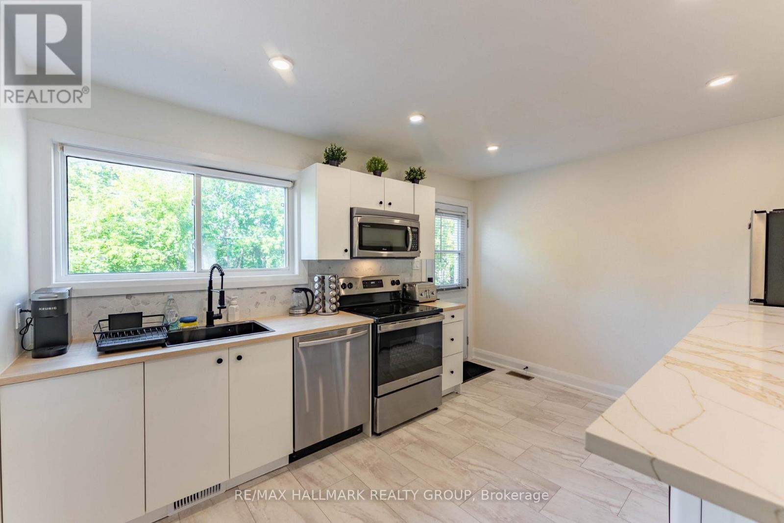820 Grenon Avenue, Ottawa, ON - Indoor Photo Showing Kitchen