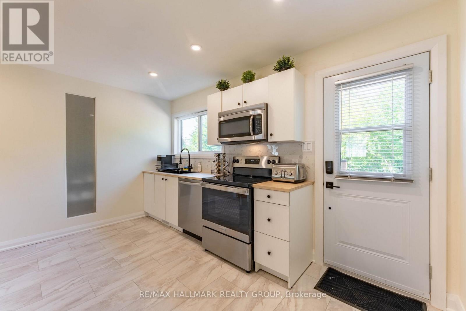 820 Grenon Avenue, Ottawa, ON - Indoor Photo Showing Kitchen