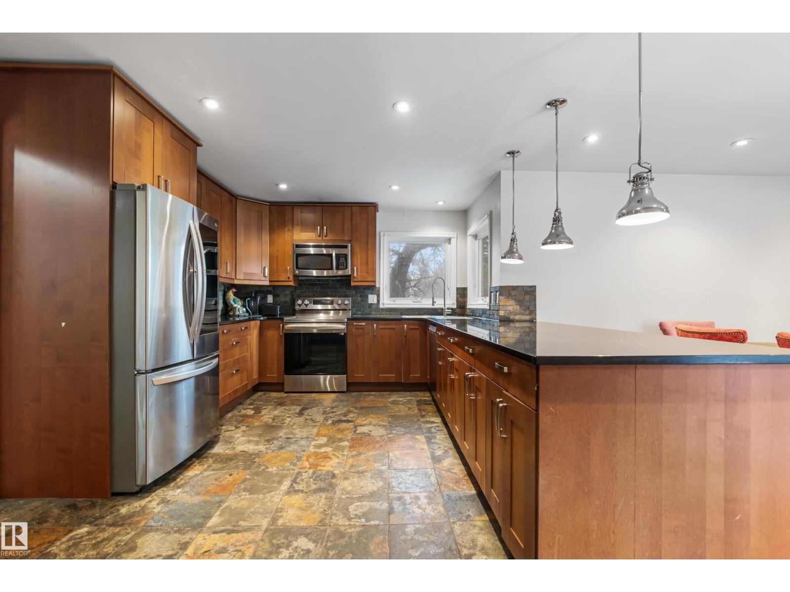 101 Westridge Rd Nw, Edmonton, AB - Indoor Photo Showing Kitchen
