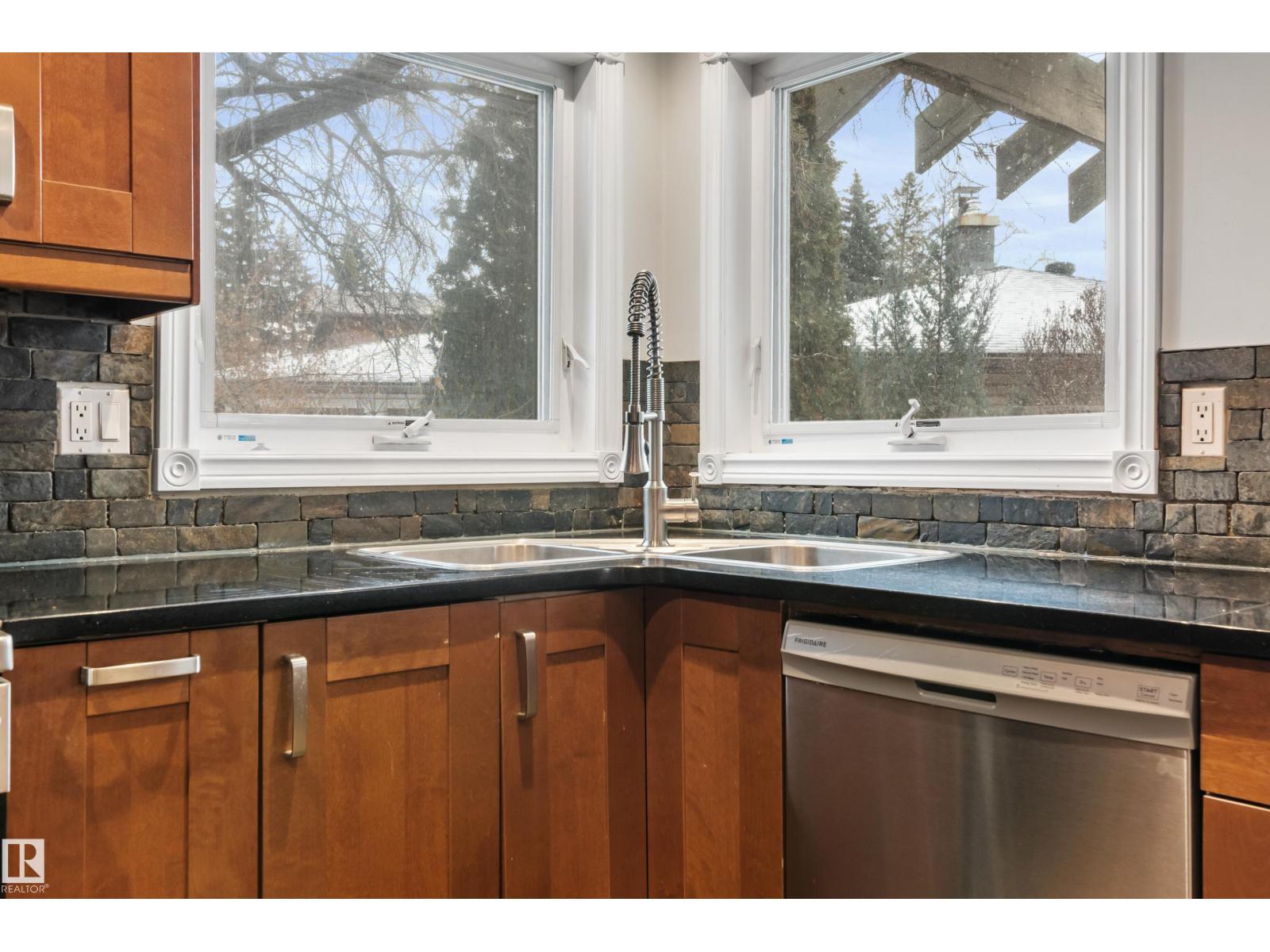 101 Westridge Rd Nw, Edmonton, AB - Indoor Photo Showing Kitchen With Double Sink