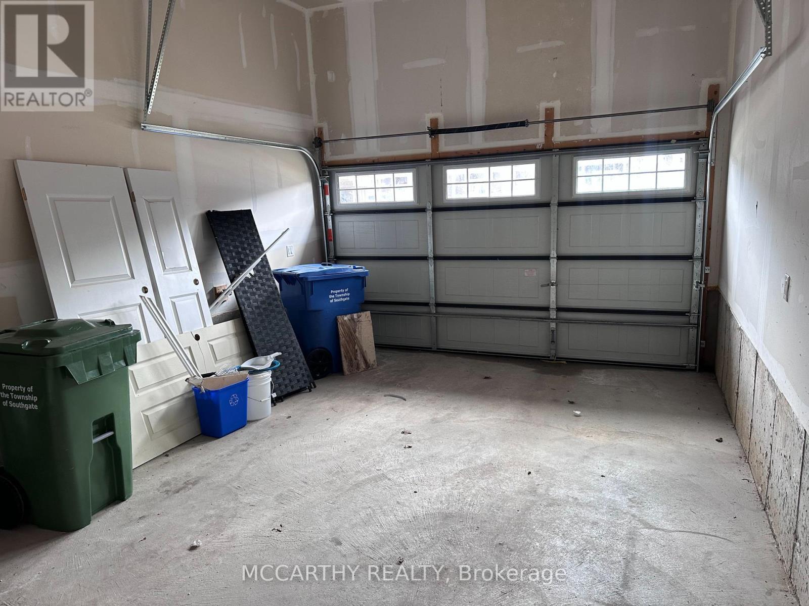 231 Ridley Crescent, Southgate, ON - Indoor Photo Showing Garage