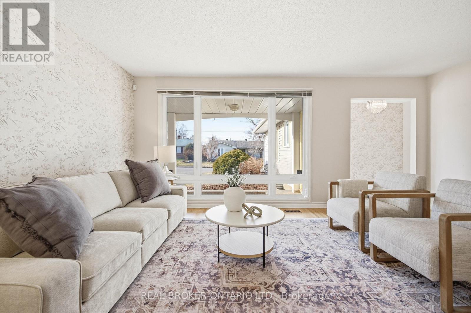1294 Fernwood Drive, Ottawa, ON - Indoor Photo Showing Living Room