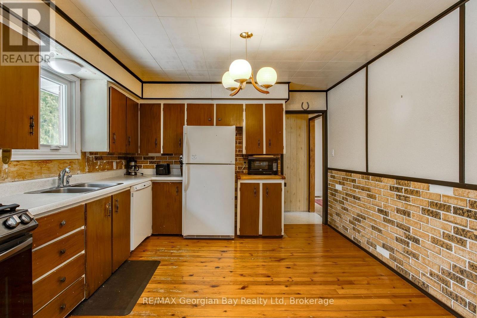 41 Beaufort Crescent, Tiny, ON - Indoor Photo Showing Kitchen With Double Sink