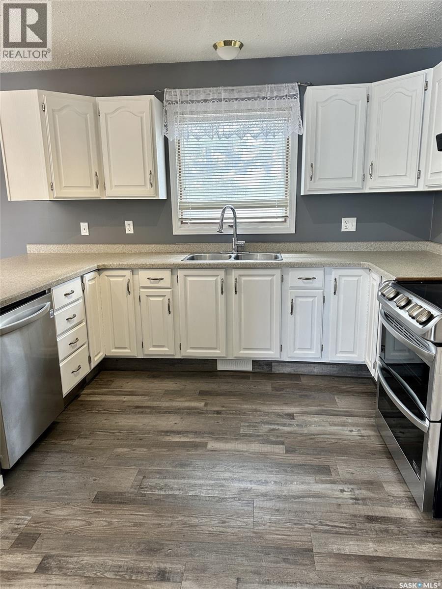 3317 Eagle Crescent, Prince Albert, SK - Indoor Photo Showing Kitchen With Double Sink