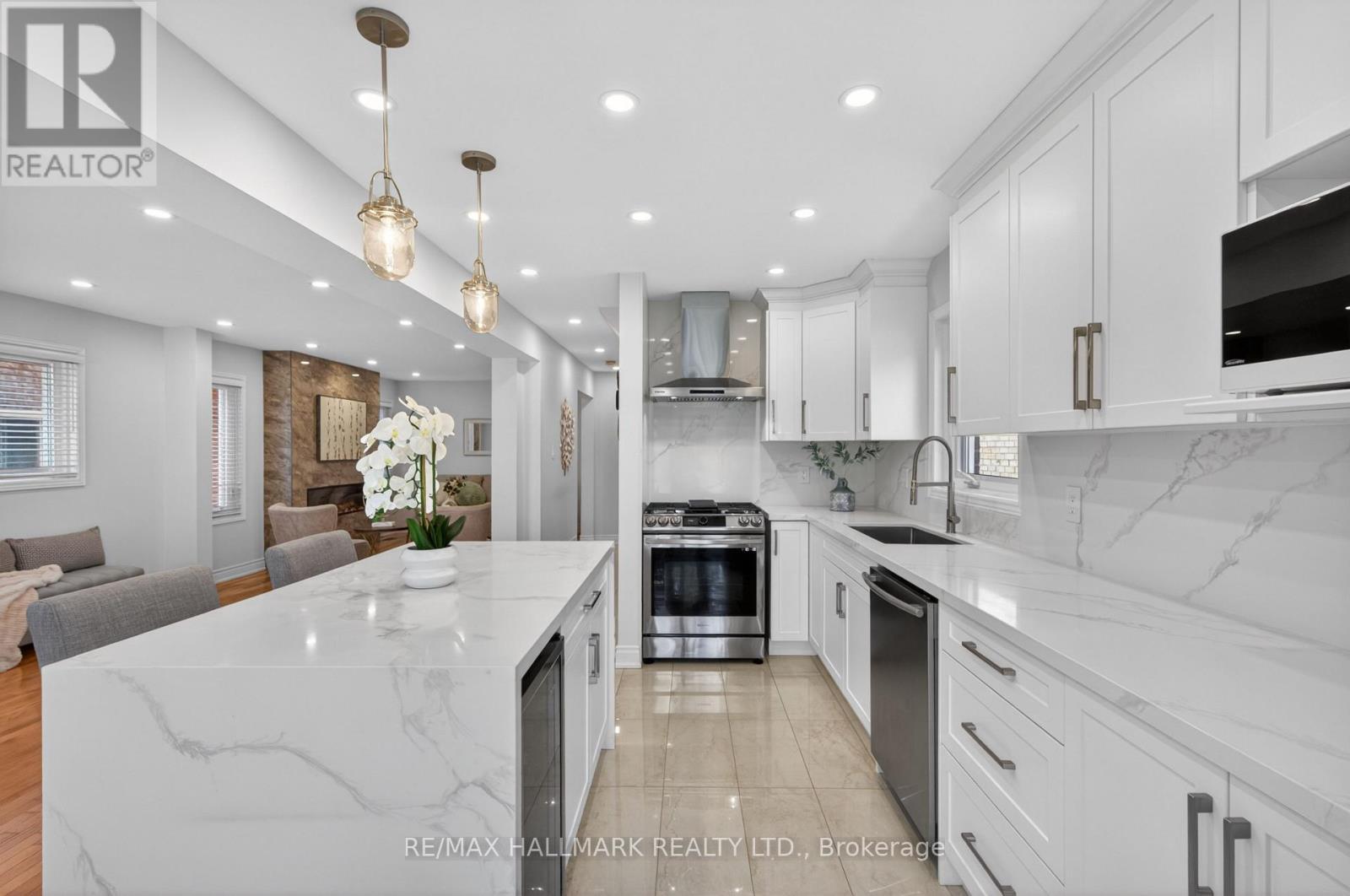 5733 Tayside Crescent, Mississauga, ON - Indoor Photo Showing Kitchen With Upgraded Kitchen