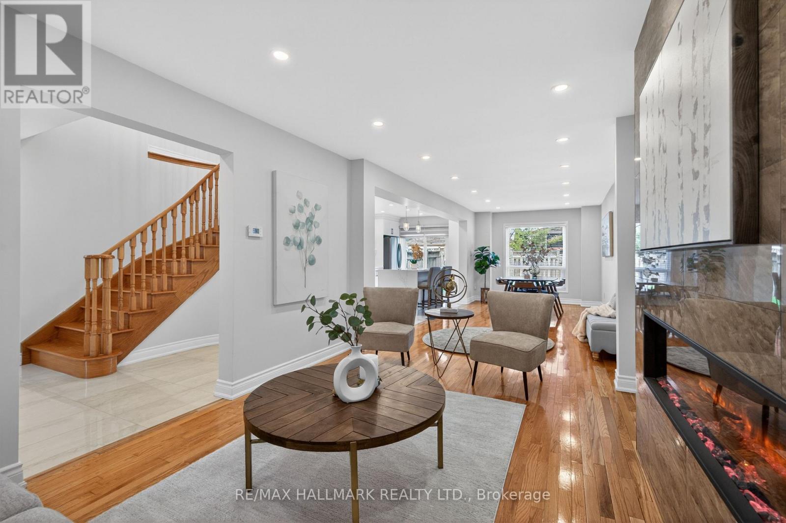 5733 Tayside Crescent, Mississauga, ON - Indoor Photo Showing Living Room With Fireplace