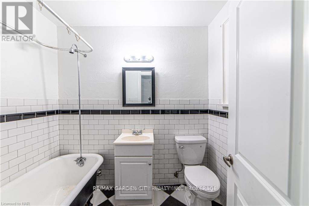 68 Arkledun Avenue, Hamilton (Corktown), ON - Indoor Photo Showing Bathroom