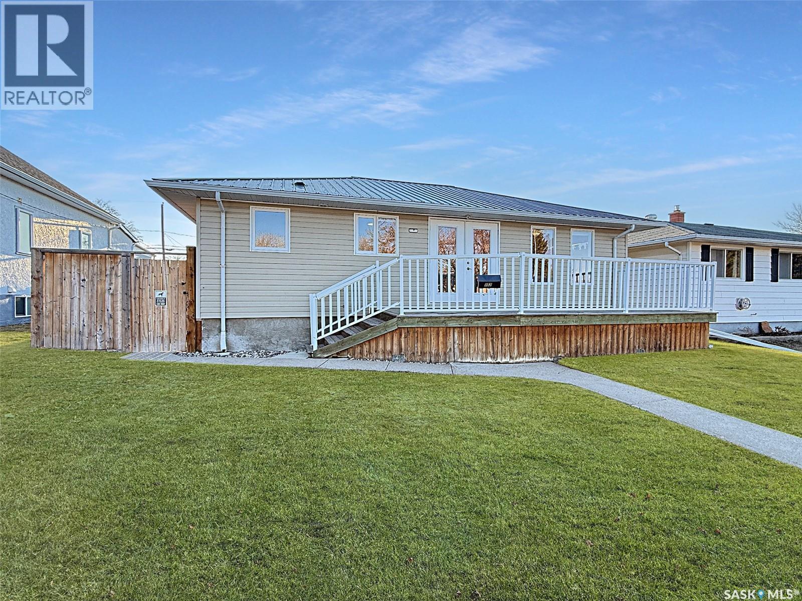 152 4Th Avenue Se, Swift Current, SK - Outdoor With Deck Patio Veranda
