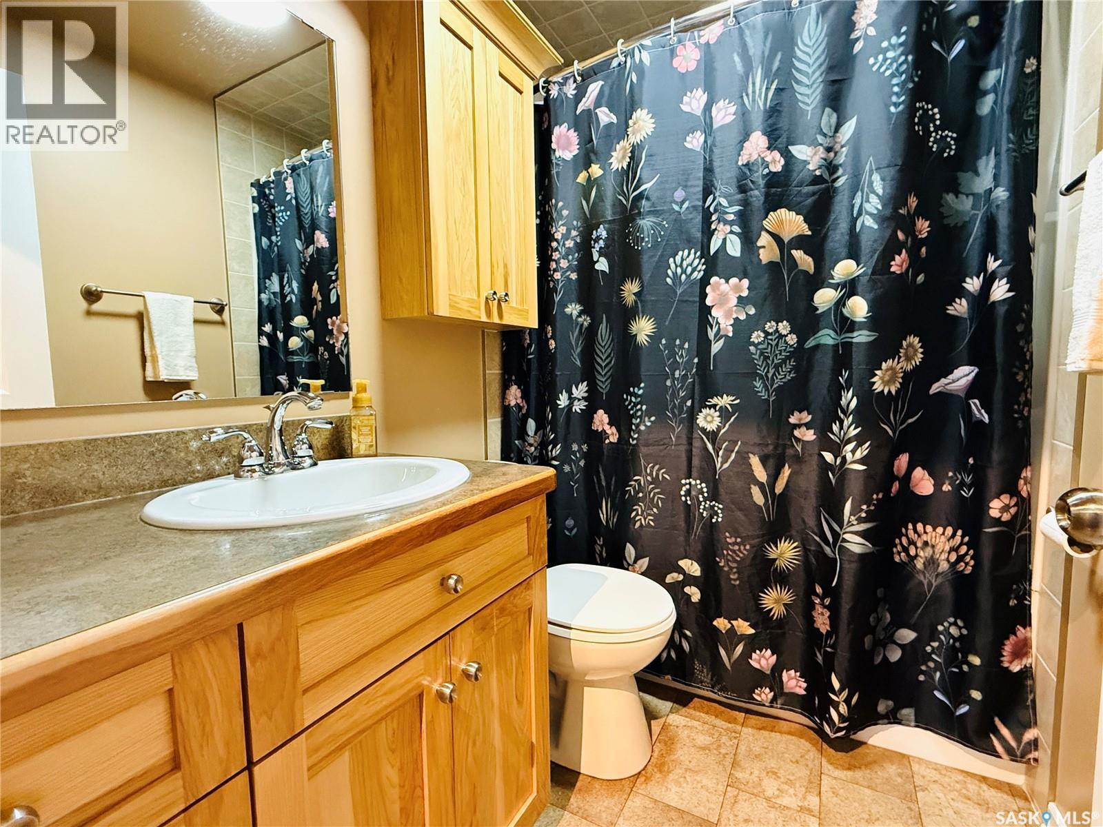 152 4Th Avenue Se, Swift Current, SK - Indoor Photo Showing Bathroom