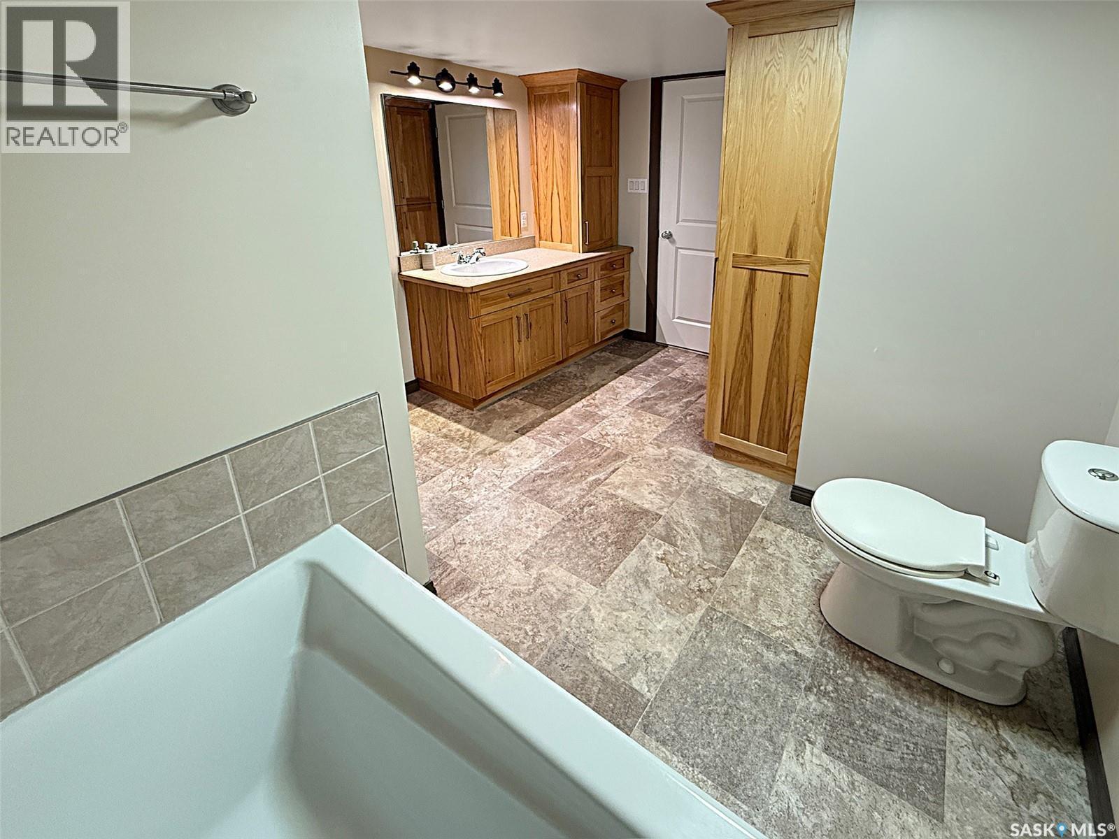 152 4Th Avenue Se, Swift Current, SK - Indoor Photo Showing Bathroom